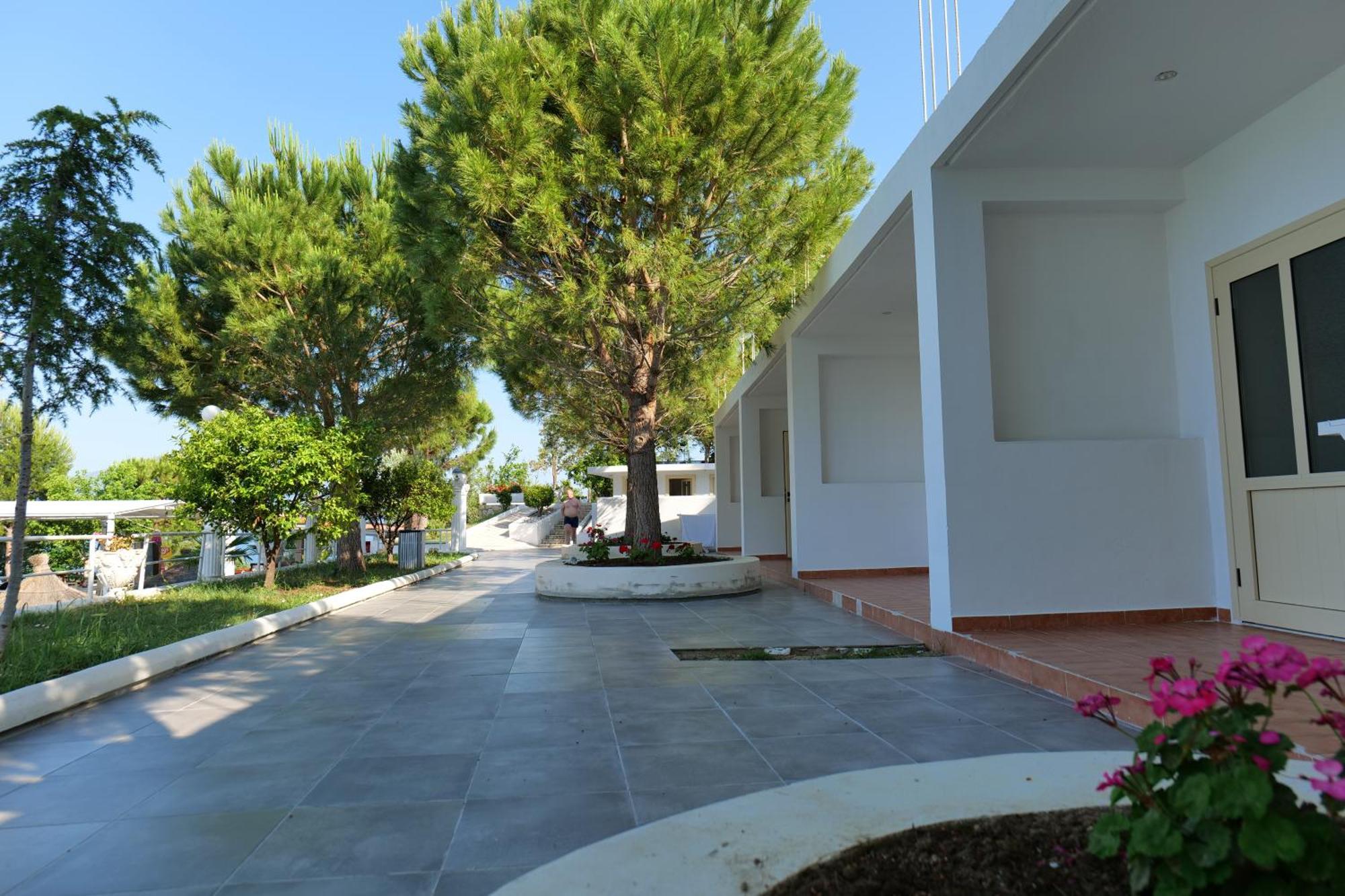 Edva Resort Radhimë Exteriör bild