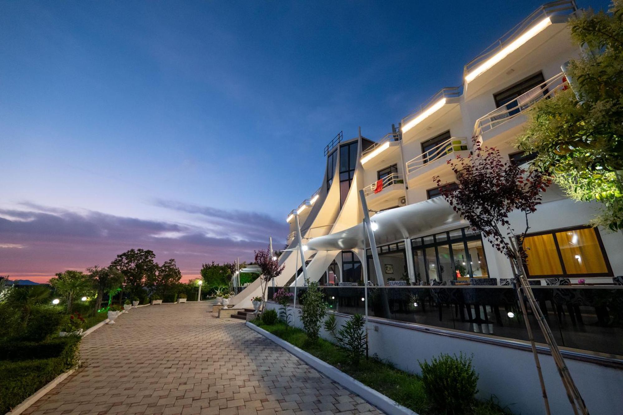 Edva Resort Radhimë Exteriör bild