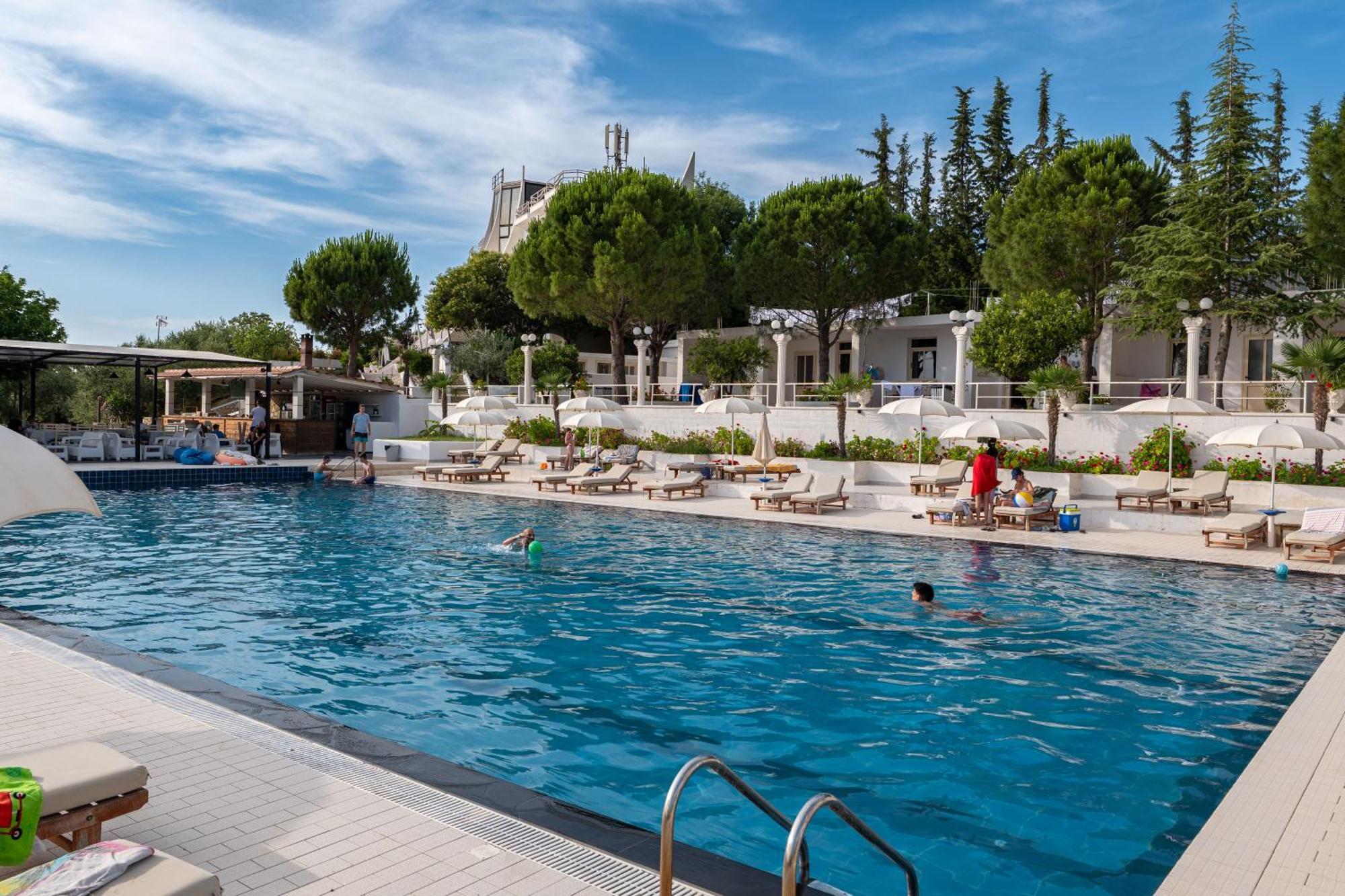 Edva Resort Radhimë Exteriör bild