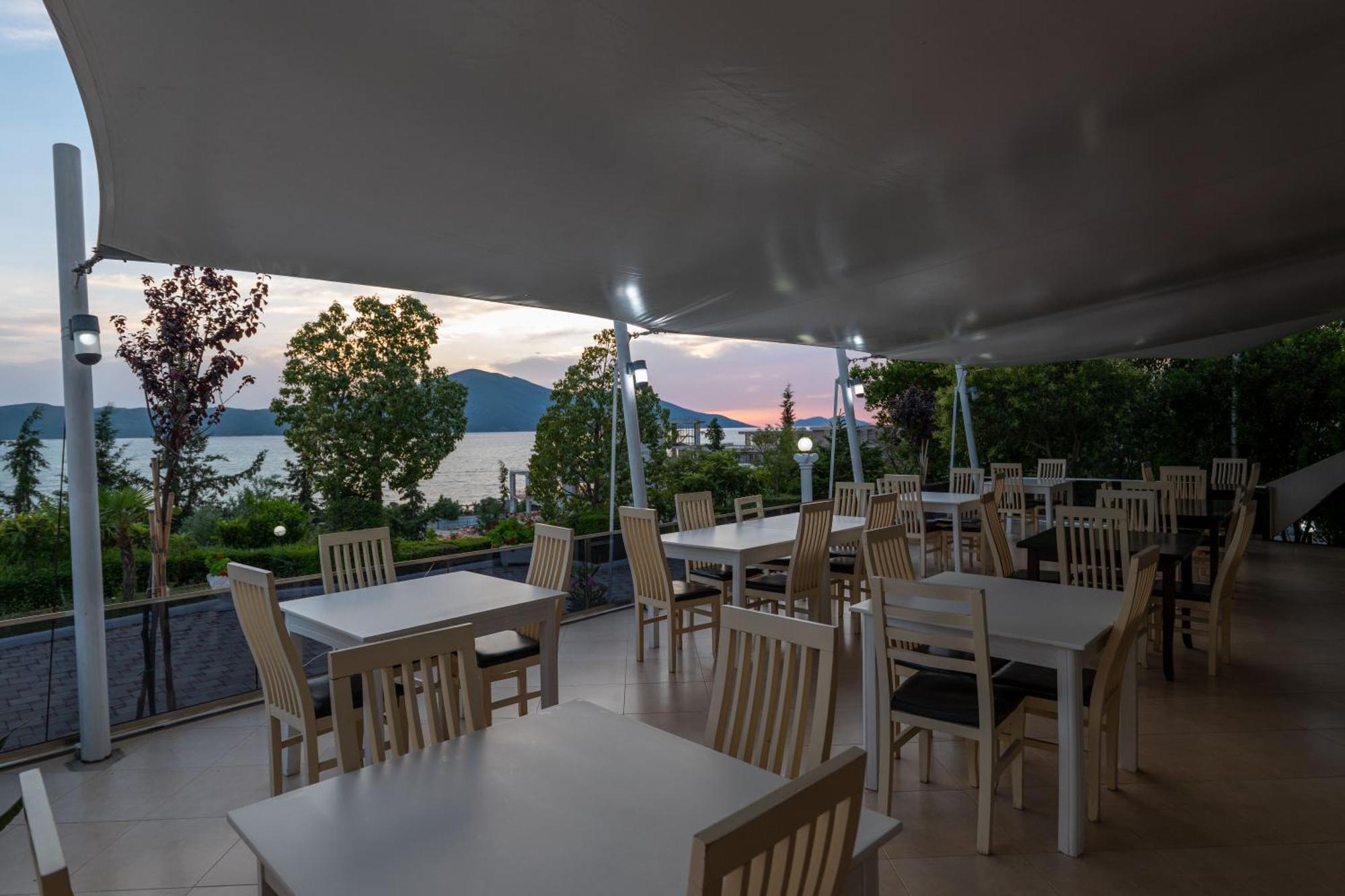 Edva Resort Radhimë Exteriör bild
