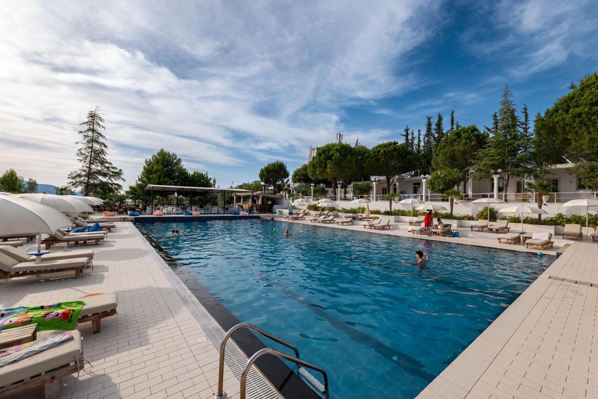 Edva Resort Radhimë Exteriör bild
