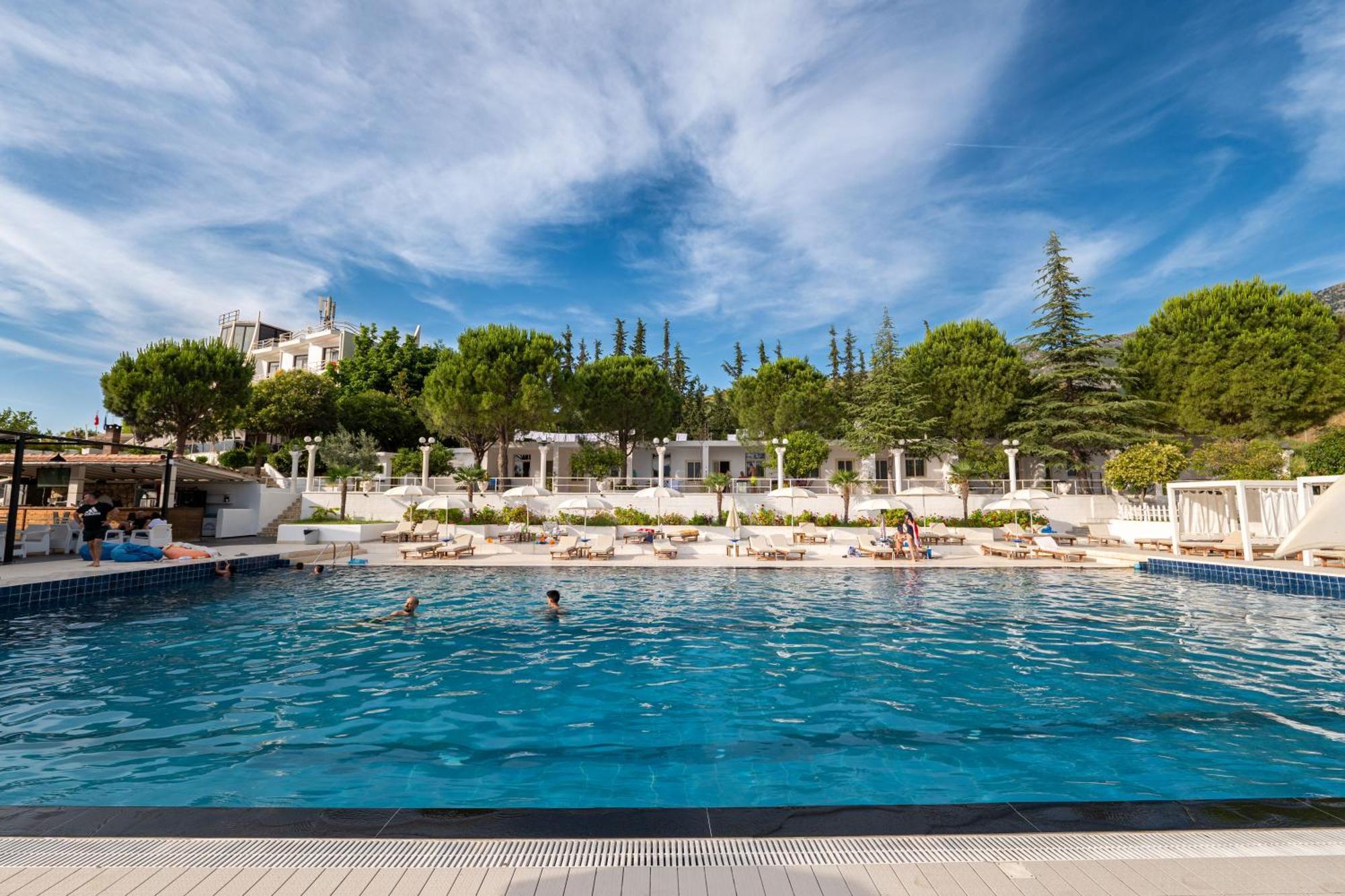 Edva Resort Radhimë Exteriör bild