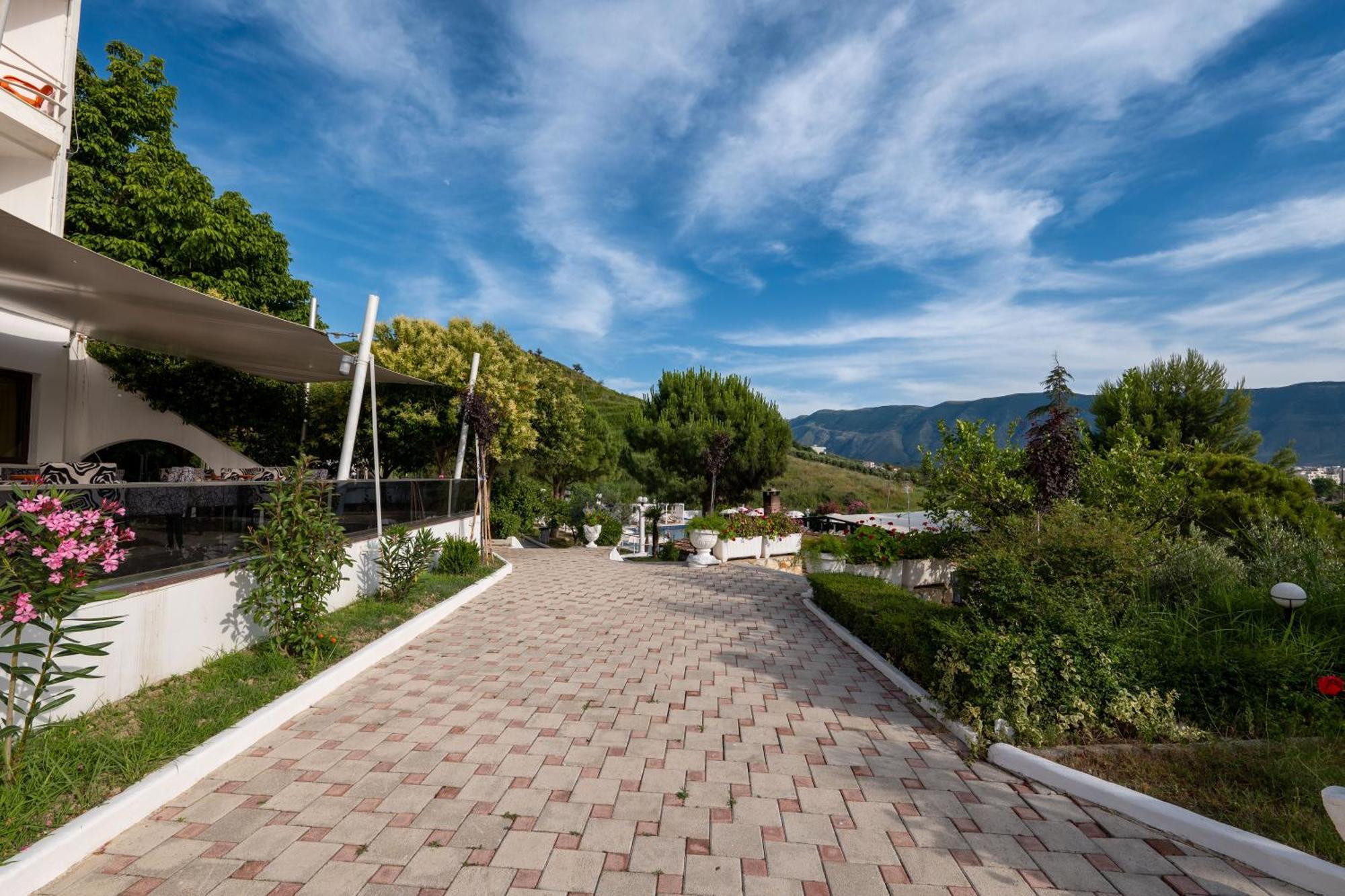 Edva Resort Radhimë Exteriör bild