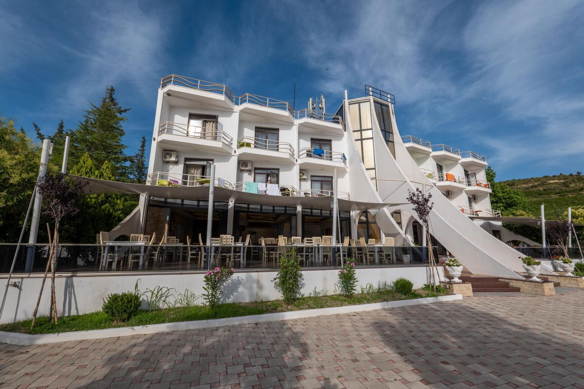 Edva Resort Radhimë Exteriör bild