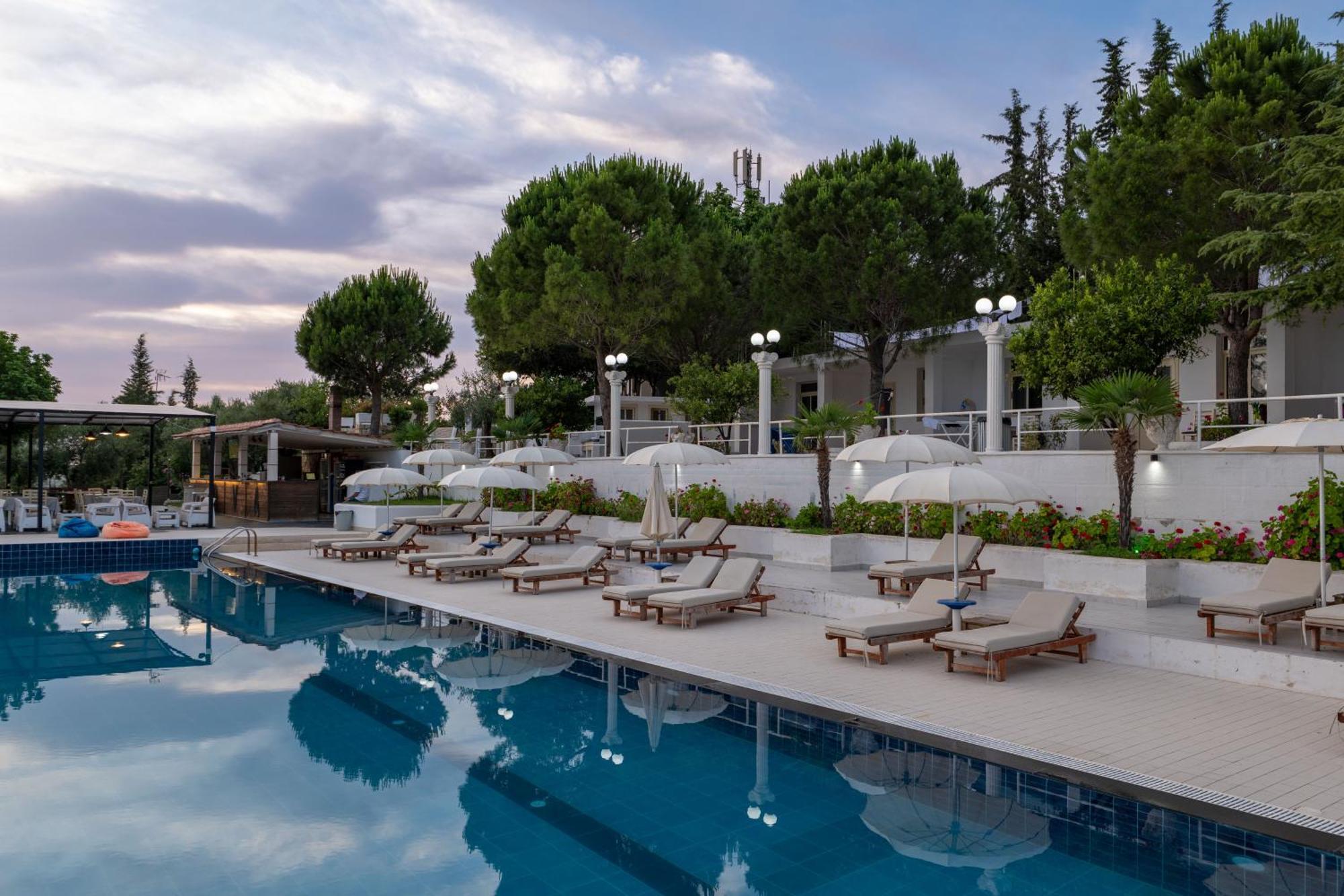 Edva Resort Radhimë Exteriör bild